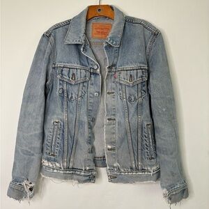 Levi’s Denim Button Front Jacket Heavily Distressed Size L Womens Blue